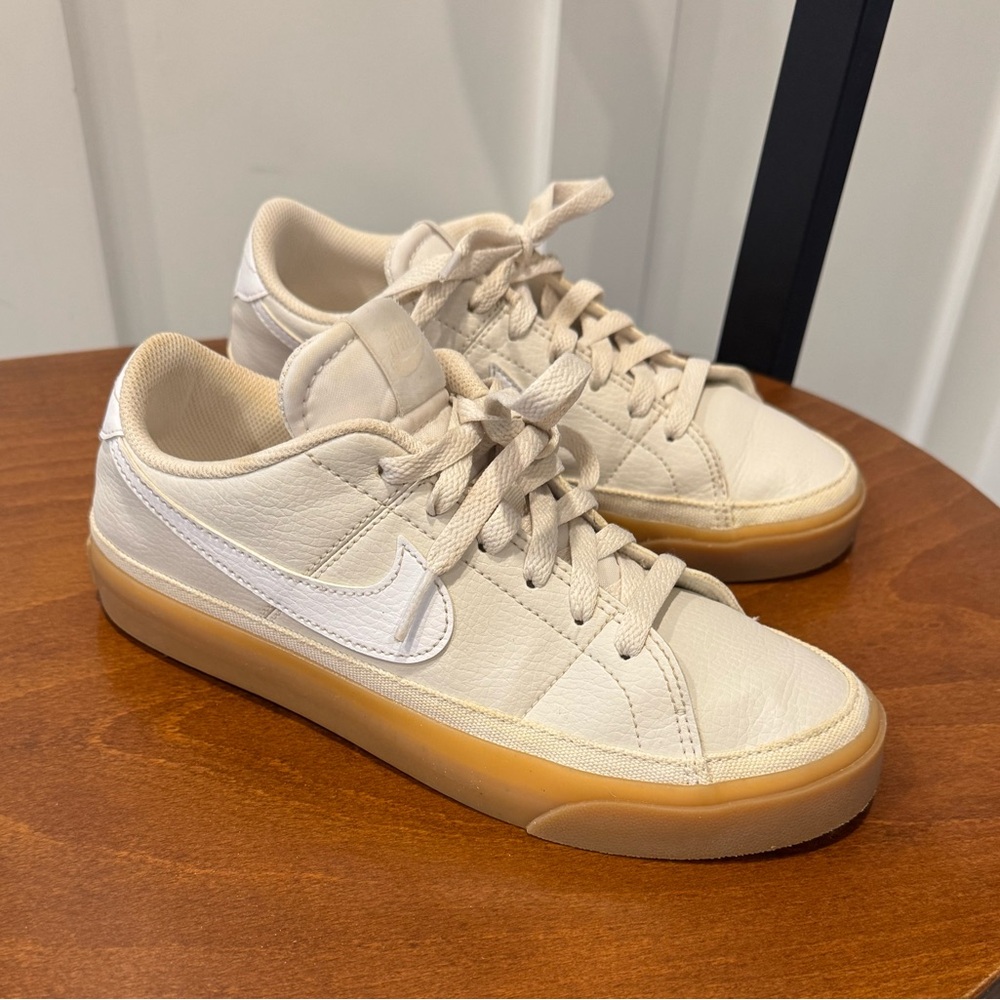 Women's Cream Sneakers Nike cream and white shoe 7 EUC gum sole